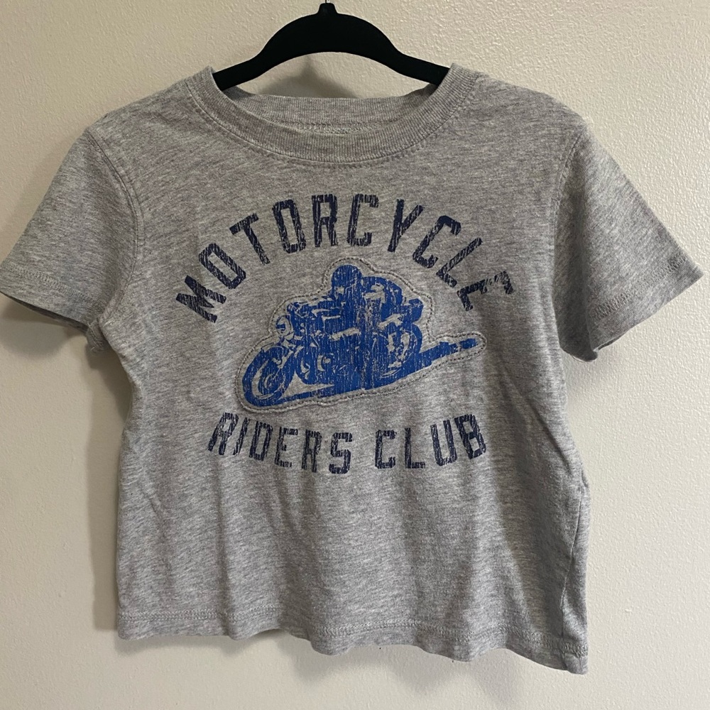 Tee shirt.
